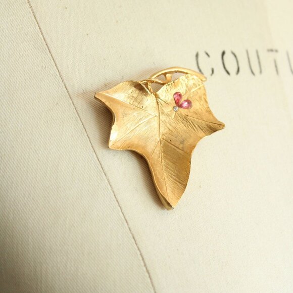 Vintage 1960s Brooch, Gold Tone Leaf with Pink Rhinestones - Picture 6 of 10